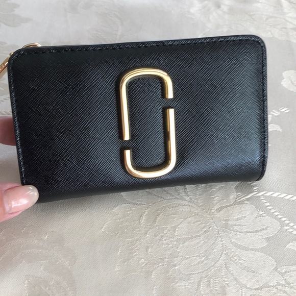 Marc Jacobs Handbags - Marc Jacobs Compact Snap Shot wallet.